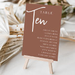 Numeração De Mesa Mesa RTE Roteiro de Mão   Nomes de Convidado<br><div class="desc">Cartões simples e chic em tons de terra, marrom e branco, fazem uma declaração elegante no seu casamento ou evento. Design apresenta "mesa [number]" em uma combinação de olhares de serif clássica e de caracteres de script manuscritos, com nomes individuais de convidados por baixo. Design repete-se de ambos os lados....</div>