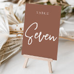 Numeração De Mesa Mesa Scripted da Mão de Fenda SEVEN<br><div class="desc">Cartões simples e chic em tons de terra, marrom e branco, fazem uma declaração elegante no seu casamento ou evento. Design apresenta "mesa [number]" em uma combinação de olhares de serif clássica e de caracteres de script manuscritos. Design repete-se de ambos os lados. Cartões numerados individualmente vendidos separadamente; solicite cada...</div>