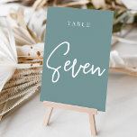 Numeração De Mesa Mesa Scripted Sapen Dusty Teal<br><div class="desc">Cartões simples e chic de mesa, em cor poeirenta e branco, fazem uma declaração elegante no seu casamento ou evento. Design apresenta "mesa [number]" em uma combinação de olhares de serif clássica e de caracteres de script manuscritos. Design repete-se de ambos os lados. Cartões numerados individualmente vendidos separadamente; solicite cada...</div>