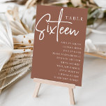 Numeração De Mesa Mesa Scripted Sexto   Nomes de Convidado<br><div class="desc">Cartões simples e chic em tons de terra, marrom e branco, fazem uma declaração elegante no seu casamento ou evento. Design apresenta "mesa [number]" em uma combinação de olhares de serif clássica e de caracteres de script manuscritos, com nomes individuais de convidados por baixo. Design repete-se de ambos os lados....</div>