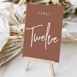 Numeração De Mesa Mesa TWELVE com script de ferrugem<br><div class="desc">Cartões simples e chic em tons de terra, marrom e branco, fazem uma declaração elegante no seu casamento ou evento. Design apresenta "mesa [number]" em uma combinação de olhares de serif clássica e de caracteres de script manuscritos. Design repete-se de ambos os lados. Cartões numerados individualmente vendidos separadamente; solicite cada...</div>