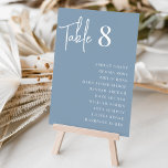 Numeração De Mesa Moderno Manuscrito   Nomes de Convidado Clássicos<br><div class="desc">Cartões simples e chicos de números de mesas em Azul Dusty e branco fazem uma declaração elegante no seu casamento ou evento. Design apresenta "mesa [número]" em letra de script manuscrita,  com nomes de convidado individuais abaixo na tipografia da serif do eterno. Design repete-se de ambos os lados.</div>
