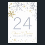 Numeração De Mesa Monograma de Casamento de Prata e Flocos de Neve D<br><div class="desc">O design de número da tabela apresenta flocos de neve prateados e dourados cintilantes com aparência texturizada brilhante e texto de monograma de casamento personalizado. Elegante tema das maravilhas do inverno branco.</div>