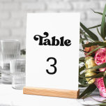 Numeração De Mesa Na moda retro casamento preto e branco<br><div class="desc">Um tema retro-chic: adote este design tipográfico ligeiramente vintage e na moda para sua papelaria de casamento,  com um tema clássico preto e branco. Texto personalizável,  cores e fundo.</div>