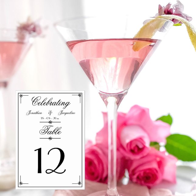 Numeração De Mesa Nomes Personalizados de Script Simples Elegante (Simple elegant script, personalized names, chic white wedding table numbers.)