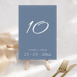 Numeração De Mesa Número da Tabela de Casamento de Script Azul Simpl<br><div class="desc">Simples Números de Tabelas de Casamento de Script Azul Dusty - Guia os convidados em estilo com este mínimo de cartão de número de tabela de casamento de script azul empoeirado. Apresentando uma tipografia branca e limpa em um pano de fundo azul macio, ele adiciona um toque refinado e moderno...</div>