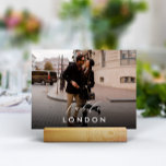 Numeração De Mesa Número da Tabela de Fotografias de Destino de Viag<br><div class="desc">Adicione um toque especial de acabamento às suas mesas de recepção de casamento com estas placas de nome de mesa de fotos personalizadas. Nomeie cada mesa após um destino de viagem memorável e adicione uma foto e o nome de destino. Sua foto aparece no cheio sangrando com o nome do...</div>