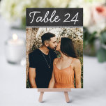 Numeração De Mesa Número da Tabela de Fotos de Casamento de Quadro N<br><div class="desc">Cartões de mesa de casamento personalizados e elegantes podem ser personalizados com uma foto noivado da noiva e do noivo. Design apresenta o texto do número da tabela branca num fundo do estilo de quadro negro rústico. Para personalizar: digite o número da tabela, clique em "alterar" pela foto padrão para...</div>