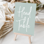 Numeração De Mesa Número da Tabela de Mesas de Cabeçalho com Script<br><div class="desc">Cartões simples e chic em Sage Green e White fazem uma declaração elegante no seu casamento ou evento. Design apresenta "mesa de cabeça" em letra de script manuscrita. Design repete-se de ambos os lados. Cartões numerados individualmente vendidos separadamente; solicite cada número de tabela individualmente da nossa coleção.</div>