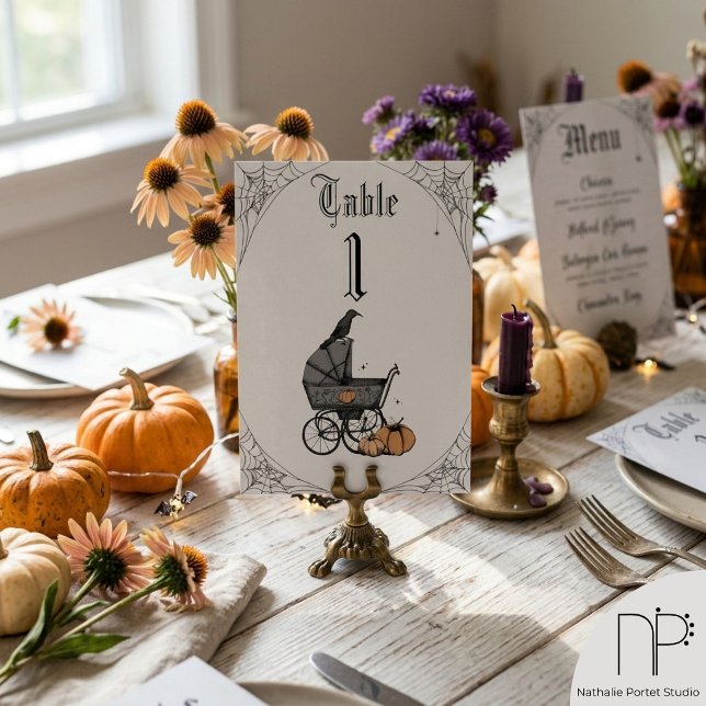 Numeração De Mesa Número de Mesa Cinza Claro para Chá de Bebê de Hal (Hand drawn Halloween baby carriage table number in light gray with a chic noir aesthetic)