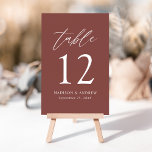 Numeração De Mesa Número do quadro do Casamento outono de Marsala<br><div class="desc">Cartão elegante de número da mesa de casamento, com um roteiro de caligrafia moderno, com o número da tabela, os seus nomes e a data de casamento, em caracteres brancos, sobre fundo de marsala. O número da mesa de marsala é perfeito para o final do Verão e casamentos outono. Projetado...</div>