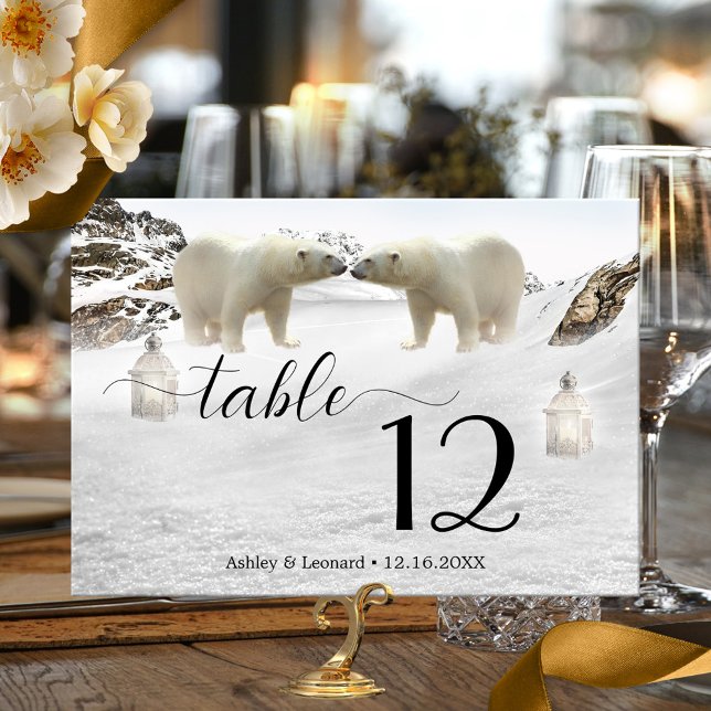 Numeração De Mesa Placa de Número de Tabela de Casamento no inverno  (Wedding table number card featuring a snow covered mountain landscape with bears and festive lantern)