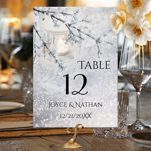 Numeração De Mesa Placa de Número de Tabela de Casamento no inverno  (Table number card with a winter wonderland scene with a candle lit lantern in sparkling snow)