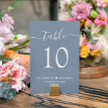 Numeração De Mesa Recepção de casamento Azul Dusty do Script Chic<br><div class="desc">Sinal de recepção de casamento azul empoeirado com "mesa" em um roteiro de caligrafia branco-na moda com baloiços, o número da tabela na elegante tipografia serifônica branca, seus primeiros nomes unidos por um coração e sua data de recepção. Crie cada sinal de número de tabela e adicione ao seu carrinho...</div>