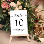 Numeração De Mesa Recepção de casamento de Script Chic<br><div class="desc">Sinal de número de tabela de recepção de casamento de chic com "mesa" em um roteiro de caligrafia de na moda com baloiços, o número da tabela na tipografia serif elegante, seus primeiros nomes unidos por um coração e sua data de recepção. Crie cada sinal de número de tabela e...</div>