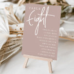 Numeração De Mesa Rosa Taupe Mesa com script de mão oito   nomes de<br><div class="desc">Cartões simples e chic em Rosa de tom de terra Taupe e branco fazem uma declaração elegante em seu casamento ou evento. Design apresenta "mesa [number]" em uma combinação de olhares de serif clássica e de caracteres de script manuscritos, com nomes individuais de convidados por baixo. Design repete-se de ambos...</div>