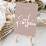 Numeração De Mesa Rosa Taupe Mesa com script em quatro<br><div class="desc">Cartões simples e chic em rosa de tom de terra e branco fazem uma declaração elegante no seu casamento ou evento. Design apresenta "mesa [number]" em uma combinação de olhares de serif clássica e de caracteres de script manuscritos. Design repete-se de ambos os lados. Cartões numerados individualmente vendidos separadamente; solicite...</div>
