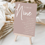 Numeração De Mesa Rosa Taupe Mesa com script na mão NINE   Nomes de<br><div class="desc">Cartões simples e chic em rosa de tom de terra e branco fazem uma declaração elegante no seu casamento ou evento. Design apresenta "mesa [number]" em uma combinação de olhares de serif clássica e de caracteres de script manuscritos, com nomes individuais de convidados por baixo. Design repete-se de ambos os...</div>
