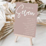 Numeração De Mesa Rosa Taupe Mesa com script SEVEN   Nomes de convid<br><div class="desc">Cartões simples e chic em rosa de tom de terra e branco fazem uma declaração elegante no seu casamento ou evento. Design apresenta "mesa [number]" em uma combinação de olhares de serif clássica e de caracteres de script manuscritos, com nomes individuais de convidados por baixo. Design repete-se de ambos os...</div>