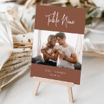Numeração De Mesa Rust Modern Handwrite   Classic Serif Photo<br><div class="desc">Cartões simples e chic em crosta e branco fazem uma declaração elegante no seu casamento ou evento. Design apresenta "mesa [número]" em caracteres manuscritos de script, duas linhas adicionais de texto personalizado na parte inferior (mostradas com seus nomes e data do evento). Personalize com uma foto favorita para um doce...</div>