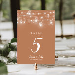 Numeração De Mesa Rústica String Luz Números De Mesa De Casamento<br><div class="desc">Cartões de números de tabela de casamento impressos com um modelo DIY simples para personalização. Este design cônico rústico apresenta cadeias de luzes brilhantes de cordas e frascos-pedras em um fundo laranja ferrugem. Personalize cada número de tabela de que você precisa e adicione cada um ao seu carrinho individualmente (nota:...</div>