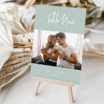 Numeração De Mesa Sage Modern Handwrite   Classic Serif Photo<br><div class="desc">Cartões simples e chic em Sage Green e White fazem uma declaração elegante no seu casamento ou evento. Design apresenta "mesa [número]" em caracteres manuscritos de script, duas linhas adicionais de texto personalizado na parte inferior (mostradas com seus nomes e data do evento). Personalize com uma foto favorita para um...</div>