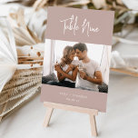 Numeração De Mesa Script Moderno de Taupe rosa   Foto Classic Serif<br><div class="desc">Cartões simples e chic em Rosa Taupe e branco fazem uma declaração elegante no seu casamento ou evento. Design apresenta "mesa [número]" em caracteres manuscritos de script, duas linhas adicionais de texto personalizado na parte inferior (mostradas com seus nomes e data do evento). Personalize com uma foto favorita para um...</div>