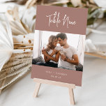 Numeração De Mesa Script Moderno Terracotta   Foto Clássica Serif<br><div class="desc">Cartões simples e chic em Terracotta e branco fazem uma declaração elegante no seu casamento ou evento. Design apresenta "mesa [número]" em caracteres manuscritos de script, duas linhas adicionais de texto personalizado na parte inferior (mostradas com seus nomes e data do evento). Personalize com uma foto favorita para um doce...</div>