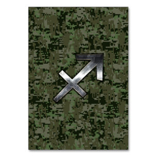 Numeração De Mesa Símbolo Zodíaco Sagitário no Camo Digital Woodland