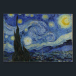 Numeração De Mesa Starry Night por Vincent Van Gogh<br><div class="desc">Starry Night, por Vincent Van Gogh, o óleo na canvas 1889, é uma pintura de paisagem de uma vasta espiral de estrelas brilhantes sobre uma paisagem de cidades distantes e colinas ondulantes, com uma ascensão de árvores de solteiro ciprestes no primeiro plano, como uma chama verde-escura. Van Gogh pintou sua...</div>