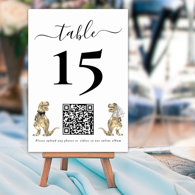 Numeração De Mesa Tema Dinossauro Foto de Casamento Código QR (Jurassic dinosaur wedding photo upload qr code table number Funny T-Rex bride & groom Elegant script)