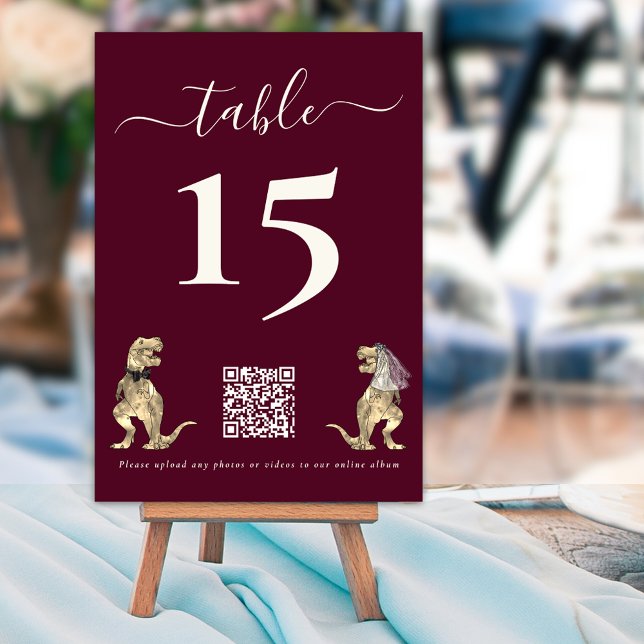 Numeração De Mesa Tema do dinossauro Código QR de Casamento Borgonha (Dinosaur theme wedding qr code for photo & video burgundy and cream custom table number cards modern)