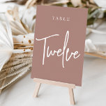 Numeração De Mesa Terracotta - Mesa TWELVE com script<br><div class="desc">Cartões simples e chicos de números de mesas na Terra Terracotta e Branco fazem uma declaração elegante no seu casamento ou evento. Design apresenta "mesa [number]" em uma combinação de olhares de serif clássica e de caracteres de script manuscritos. Design repete-se de ambos os lados. Cartões numerados individualmente vendidos separadamente;...</div>