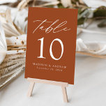 Numeração De Mesa Terracotta Modern Elegance Wedding<br><div class="desc">Trendy, cartões minimalistas de números das mesas de casamento com cartas brancas modernas com "Mesa" em um roteiro de caligrafia moderno. O design apresenta um fundo de terracota ou a cor de sua escolha. O design repete atrás. Para solicitar os cartões de mesa: adicione seu nome, data do casamento e...</div>