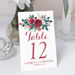 Numeração De Mesa Visita de casamento do buquê vermelho de inverno<br><div class="desc">Trendy floral table number modelo com burgundy vermelha e colônias brancas com ramos sazonais de abeto verde de pinheiro, bagas vermelhas e folhagem em fundo branco simples e escrita à mão como um roteiro de tipografia. Personalize-o com as suas informações de convidado de casamento! Ao fazer o pedido, é necessário...</div>