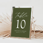 Número da Mesa de Casamento Verde Oleícola Elegant<br><div class="desc">Trendy, cartões minimalistas de números das mesas de casamento com letras brancas com "Mesa" em um roteiro de caligrafia moderno. A design apresenta um fundo verde-oliva ou uma cor de sua escolha. O design repete atrás. Para solicitar os cartões de mesa: adicione seu nome, data do casamento e número da...</div>