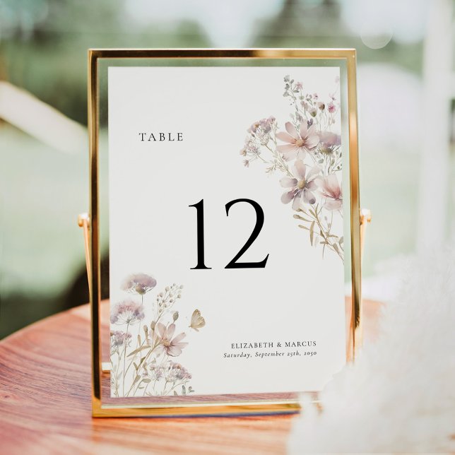 Número de Mesa Casamento Boho Flor Silvestre Rosa (Blush wildflower boho wedding table number with soft floral design and elegant typography)