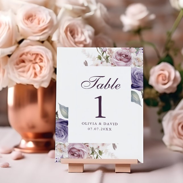 Número de Mesa de Casamento Floral Lilás e Boho Ma (Boho Mauve and Lilac Floral Wedding Table Number on a wedding table with peonies.)