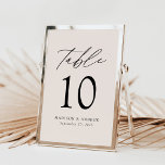Número de Tabela de Casamento de Creme de Script E<br><div class="desc">Trendy, cartões minimalistas de números das mesas de casamento com letras negras modernas com "Mesa" em um roteiro de caligrafia moderno. O design apresenta um fundo creme ou uma cor de sua escolha. O design repete atrás. Para pedir os cartões de mesa creme: adicione seu nome, data do casamento e...</div>