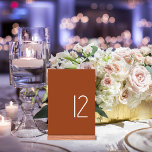 Número do Cartão de Mesa de Casamento Minimalista<br><div class="desc">Número do Cartão de Mesa Mínimo Moderno de Casamento Os Números de Cartão de Mesa Mínimo Moderno de Casamento são perfeitos para primavera, verão e casamentos outono. O número da tabela apresenta a tipografia clássica num fundo de canela rico. A bela design é moderna e elegante, dando ao sinal uma...</div>