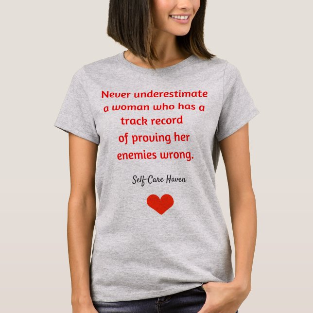 Nunca subestime um t-shirt da mulher (Frente)
