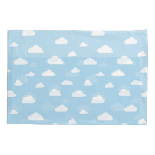 Nuvens brancas de desenho em padrão azul de fundo