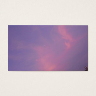 Nuvens de laranja no céu azul ao nascer do sol