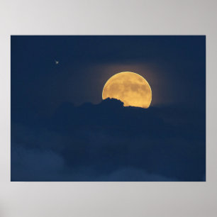 Nuvens e poster azuis da elevação da Lua cheia