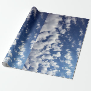Nuvens inchado no papel de embrulho do céu azul