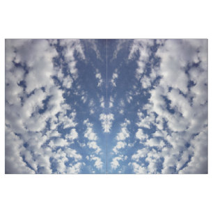 Nuvens inchado no tecido da foto do céu azul
