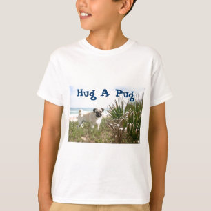 O abraço do Pug caçoa o junco do t-shirt