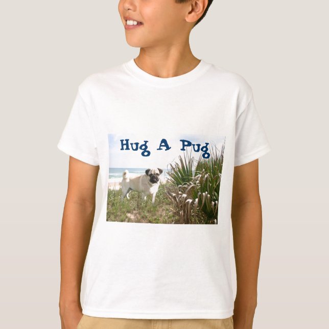 O abraço do Pug caçoa o junco do t-shirt (Frente)