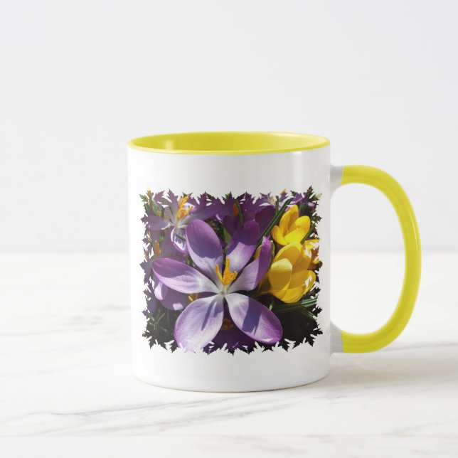 O açafrão colore a caneca de café (Direita)