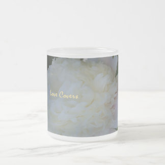 O amor da flor das peônias cobre a caneca de café